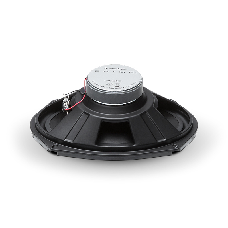 En bilhögtalare i 6x9 tum med metallisk topp och plastbas.