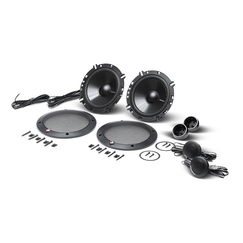 Högtalarsystem med två högtalare och installationskomponenter.