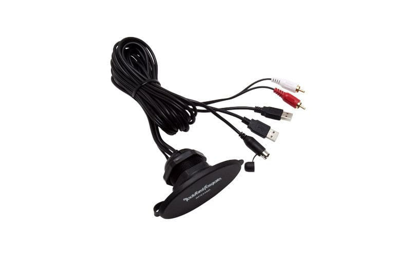 En marin mediapanel med kopplingskablar för ljud och ström.