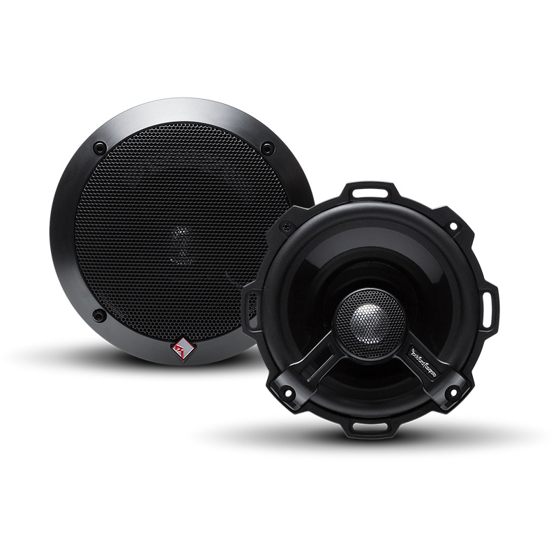 Ett par 5.25-tums bilhögtalare med svart galler.