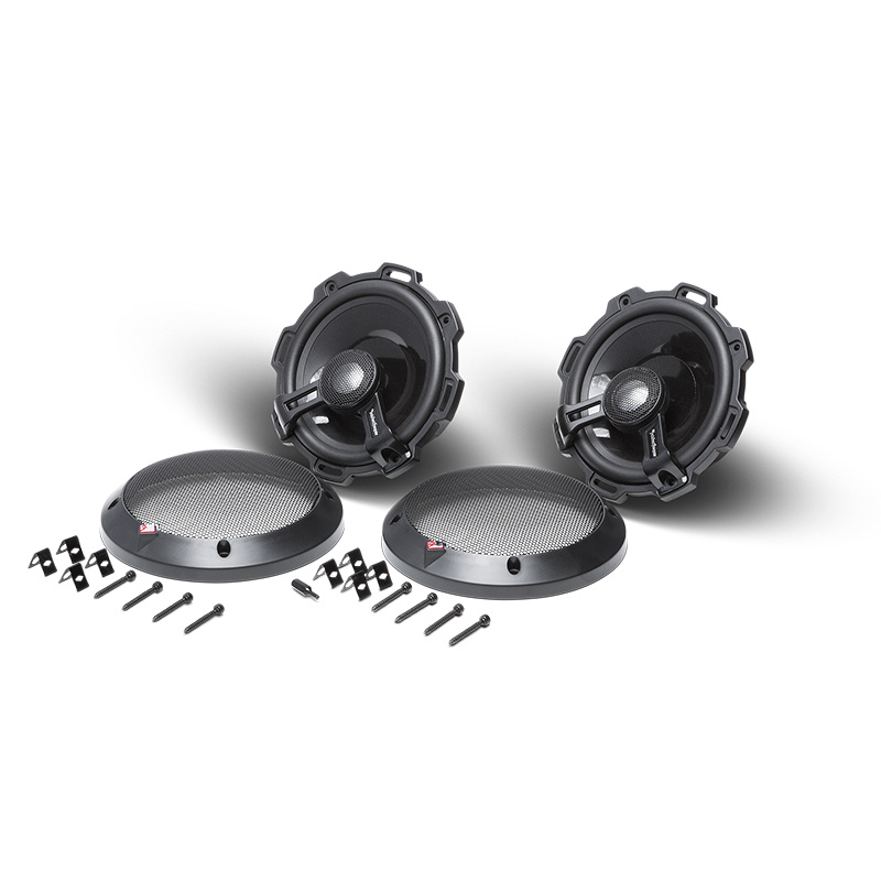 Högtalare med nätgaller, monteringstillbehör och svart design.