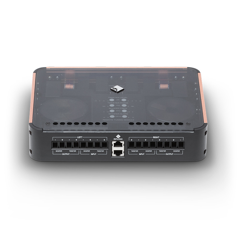 En svart och kopparfärgad ljudförstärkare med anslutningar.