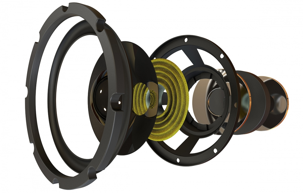 En isärplockad högtalare med olika komponenter för ljudsystem.