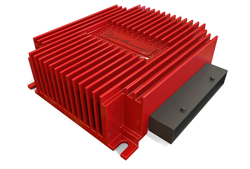 En röd ljudförstärkare med kylaribbor och märkning.