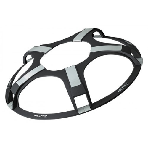 Detalj av en svart och silverfärgad högtalargaller för Hertz HGR 380.