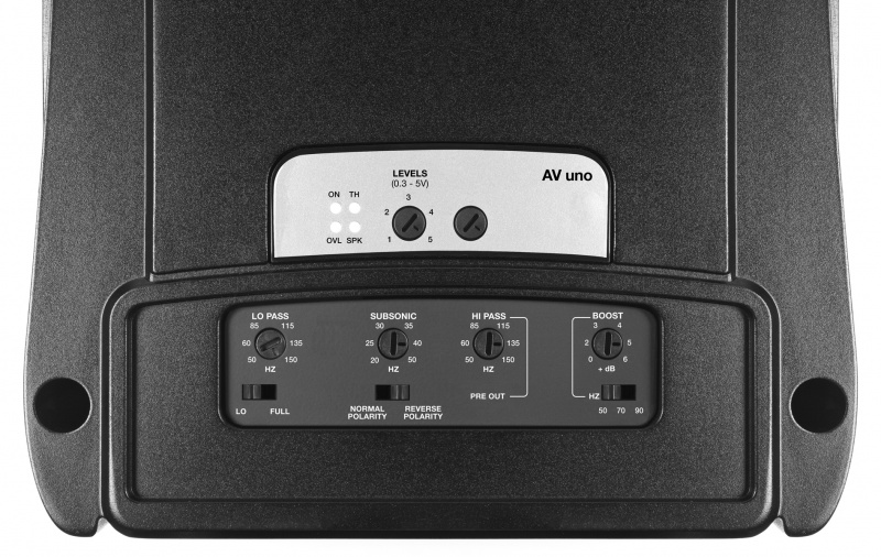 Mono förstärkare med kontroller för nivå, filter och utgångar.