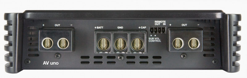 Mono förstärkare med anslutningar för ström, jord och subwooferkontroll.