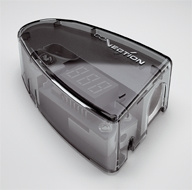 En transparent kåpa med digital display för batteripolsko.