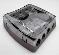 Säkringsblock med genomskinlig kåpa och anslutningar för ledningar.