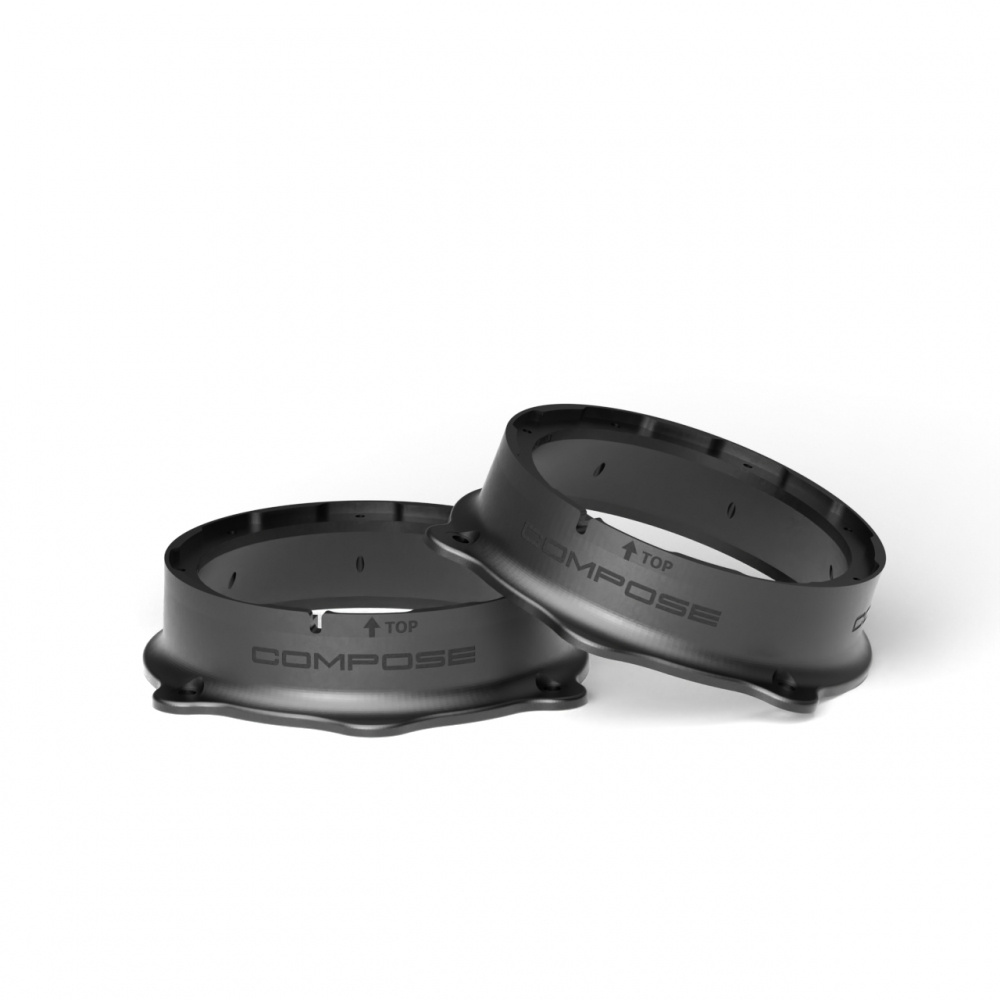 Två svarta plastkomponenter märkta \