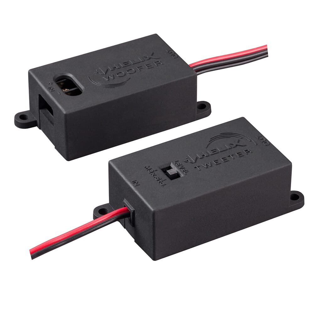Ett par delningsfilter för ljudsystem, med anslutningar för woofer och tweeter.