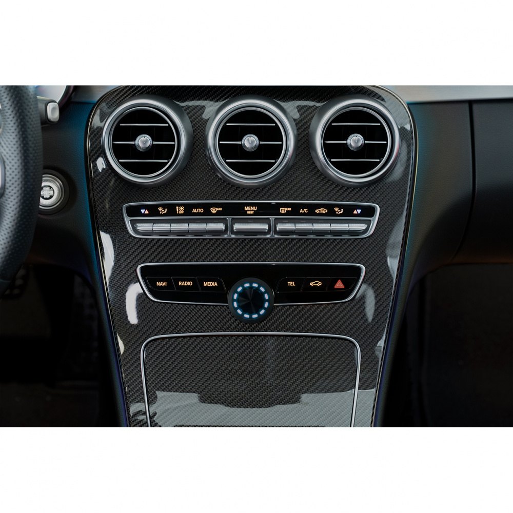 Instrumentbräda med kontroller och display för bilens funktioner.