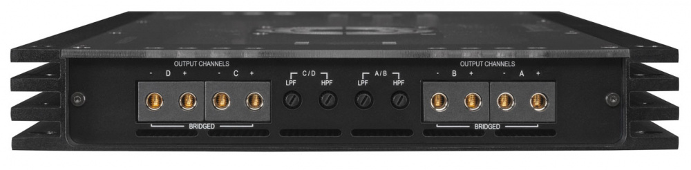 4-kanaligt slutsteg med anslutningar och reglage för hög- och lågfrekvens.