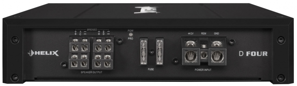 Ett 4-kanaligt slutsteg med anslutningar för högtalare och ström.