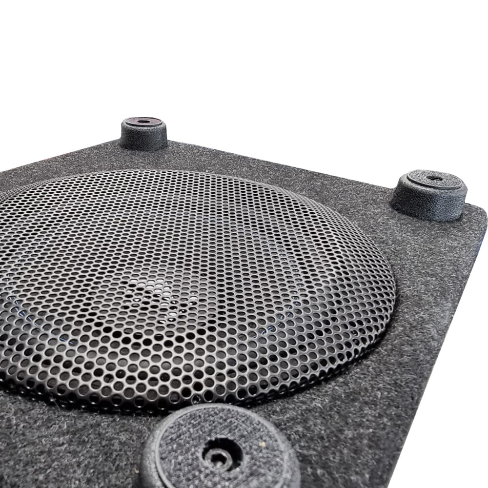 Svart passiv baslåda med nedåtriktad högtalare och ljudgaller.