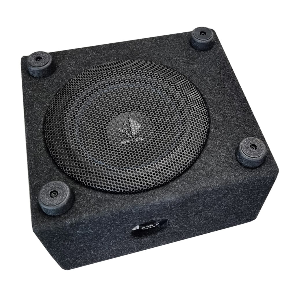 Svart passiv baslåda med nätgrill, fyrkantig form och gummifötter.