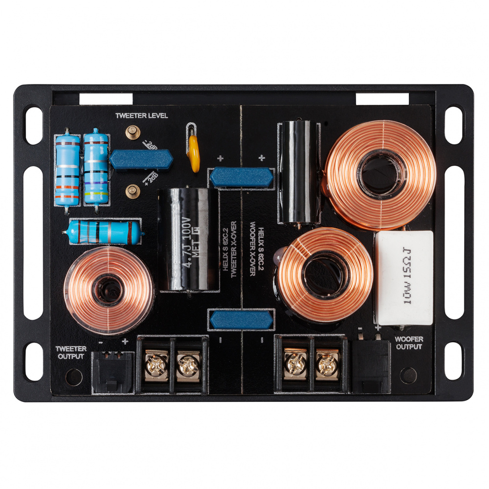 Ett delningsfilter med komponenter för ett 2-vägs ljudsystem.