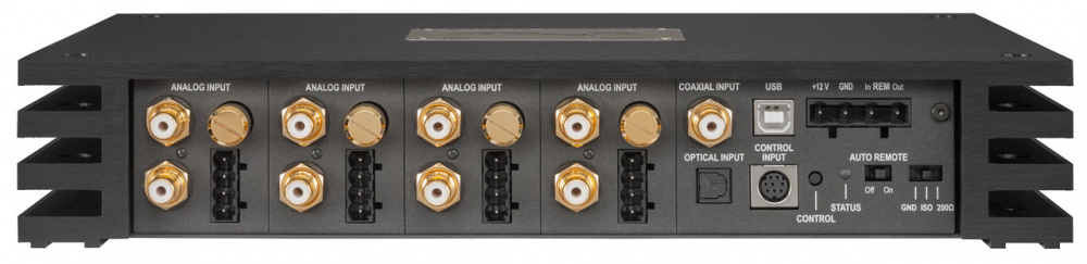 Bakre panel av en 12-kanalig ljudprocessor med flera ingångar och kontroller.