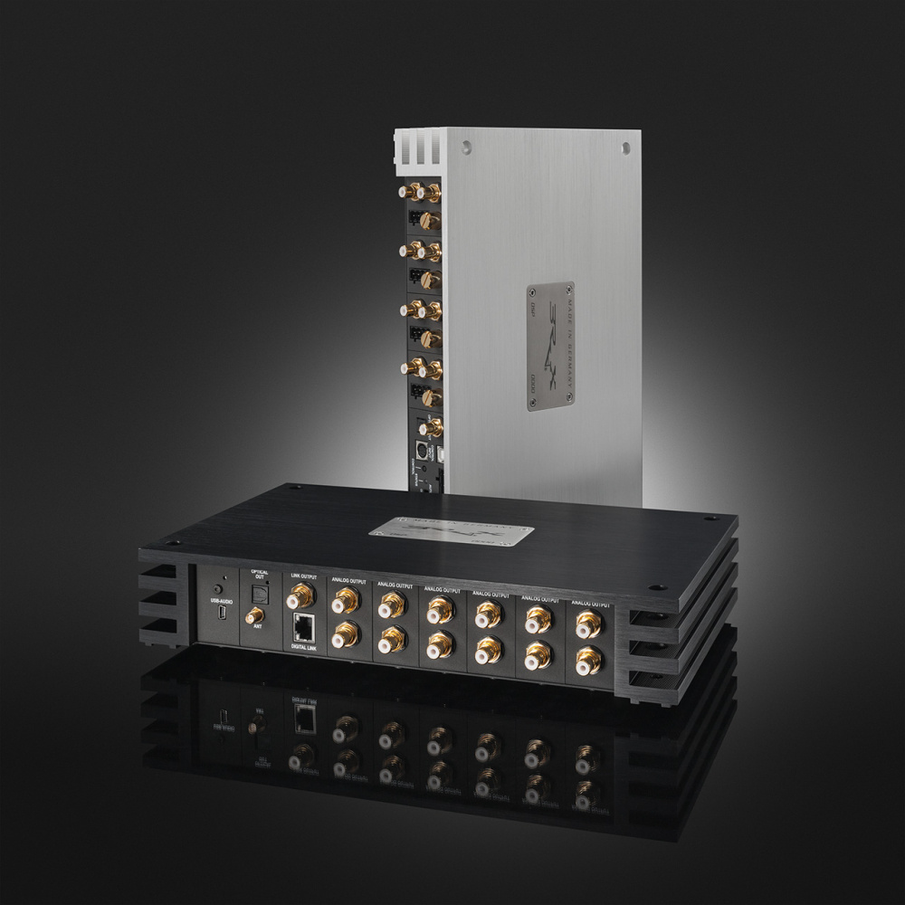 Modulär 12-kanalig ljudprocessor med silverfärgad och svart design.