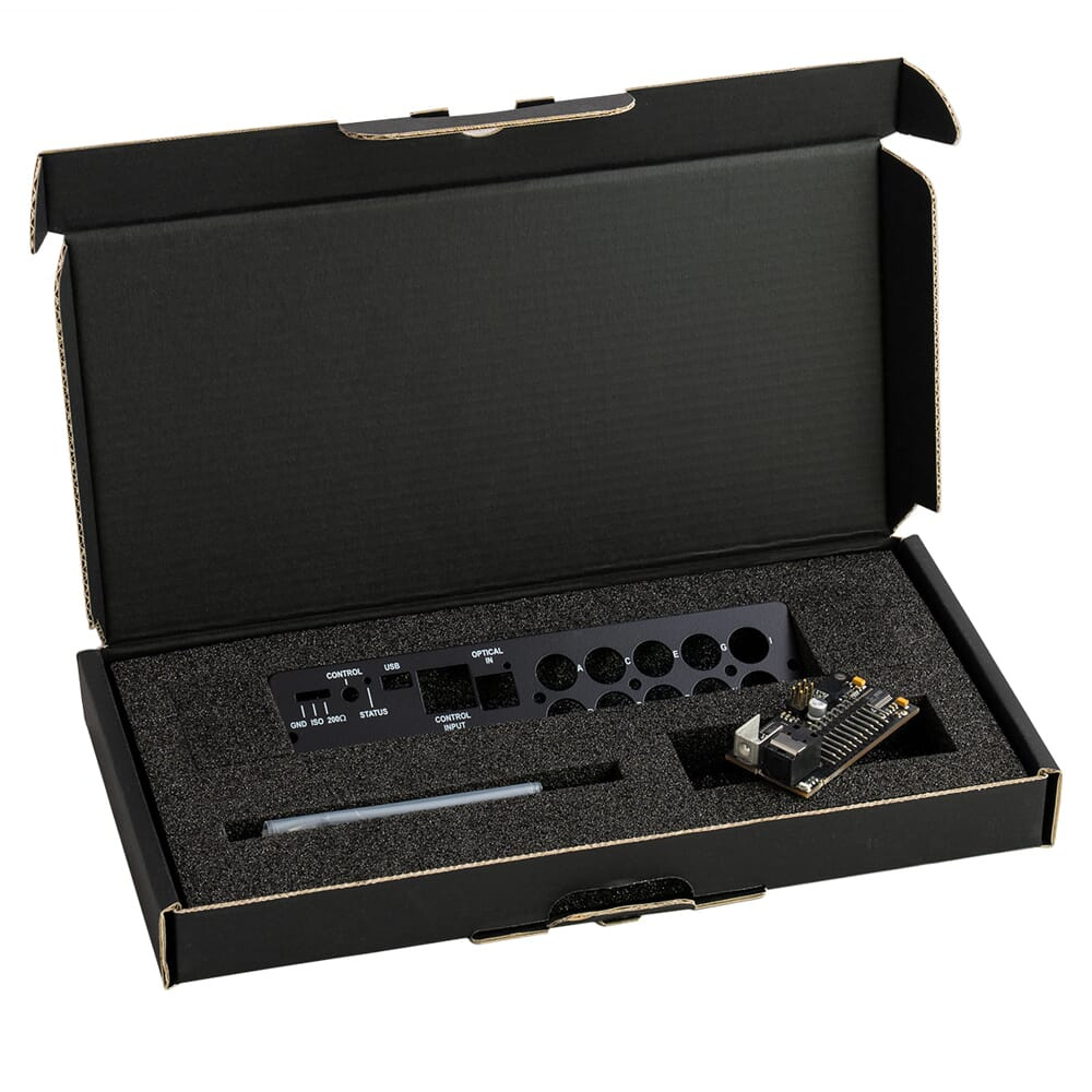 En svart låda med en enhet och tillbehör för BRAX DSP.