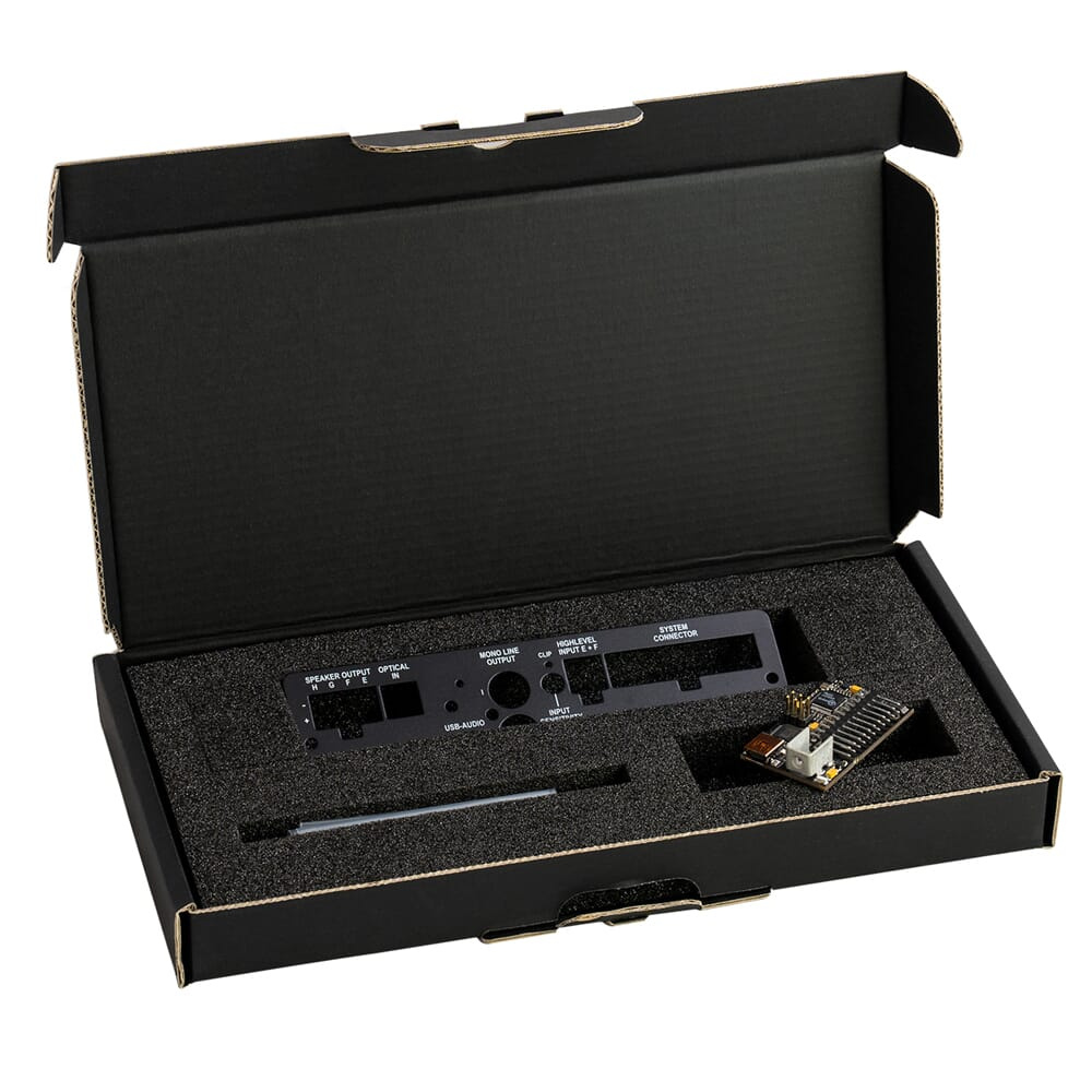Ett USB-interface för BRAX DSP i en svart kartong med inredning.