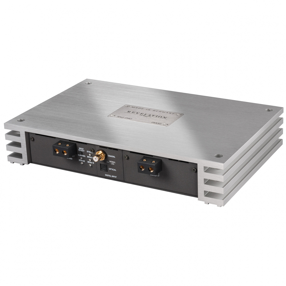 En silverfärgad digital förstärkare med flera anslutningar.