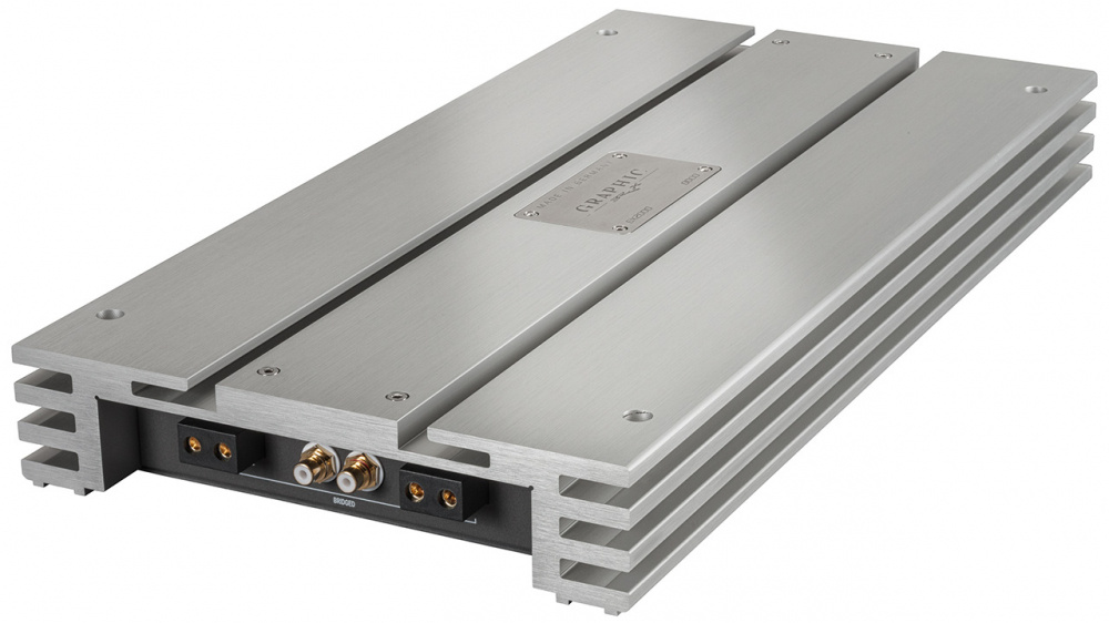 En silverfärgad förstärkare med två kanaler och aluminiumkonstruktion.