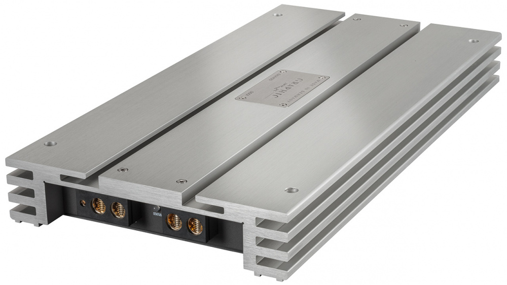 En silverfärgad förstärkare med fyra kanaler och en metallad design.