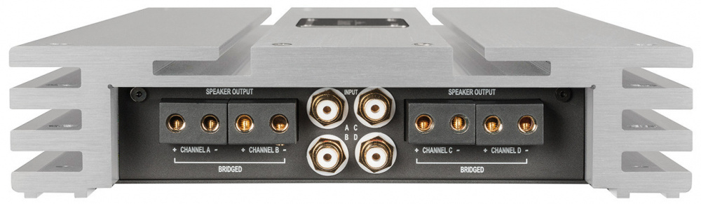 En bakpanel med högtalarutgångar för ett 4-kanaligt slutsteg.