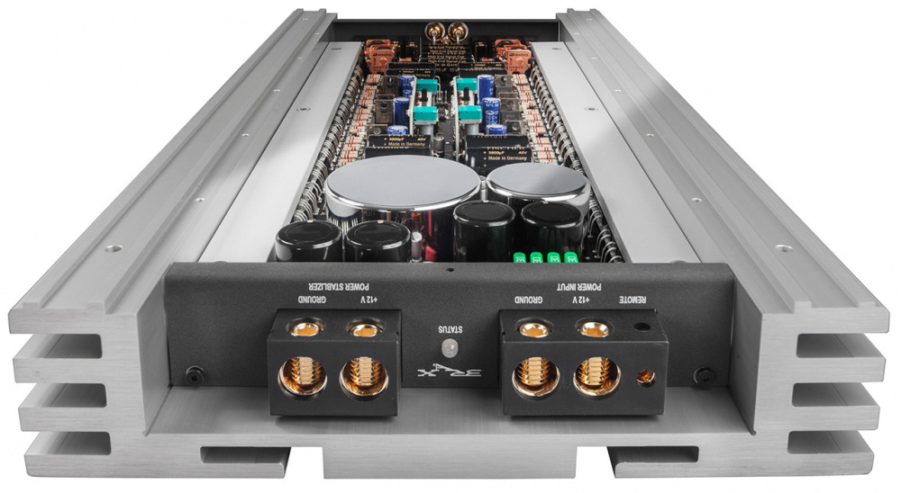 En silverfärgad förstärkare med flera komponenter och anslutningar.