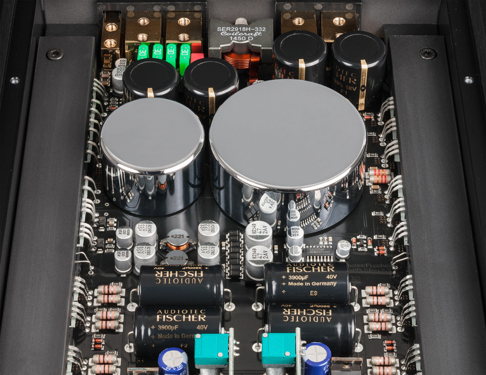 Elektroniska komponenter och kretsar i ett slutsteg med silverfinish.