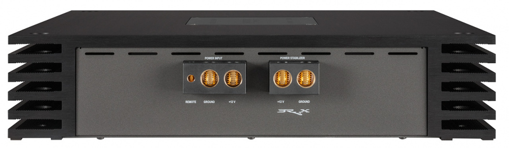 Svart 4-kanaligt slutsteg med anslutningar och kylning.