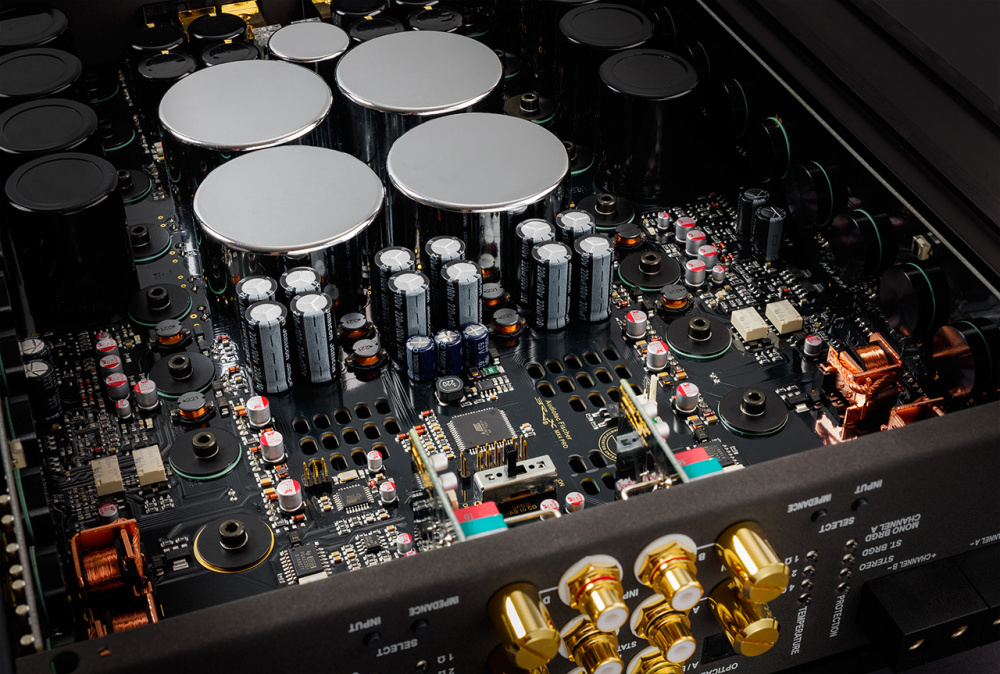 En detaljerad vy av BRAX Matrix MX4 PRO förstärkares inre komponenter.