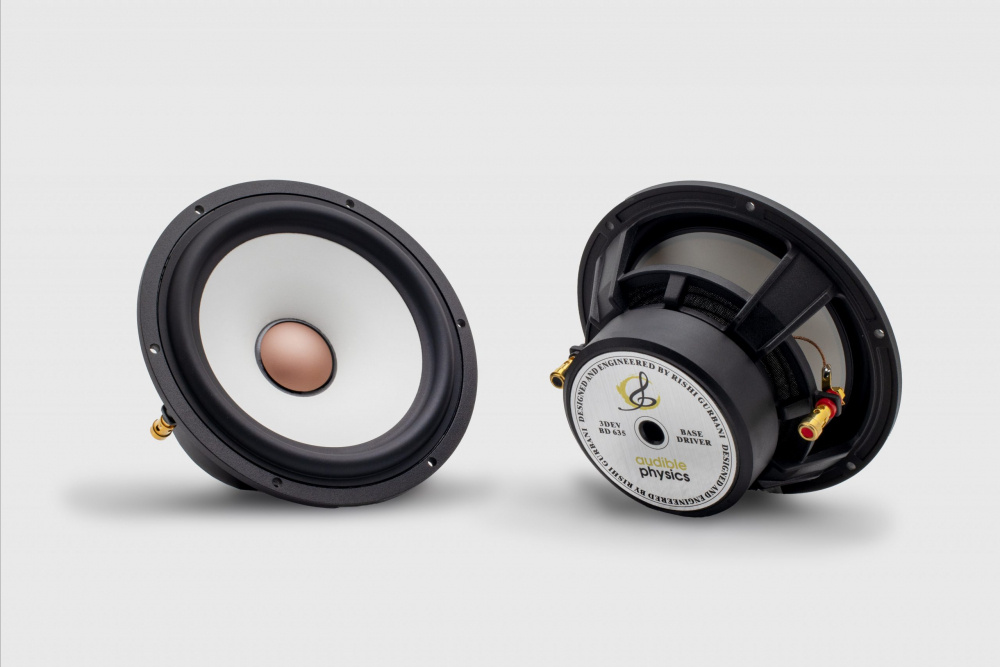 Två högtalare med svart ram och vit membran, märkta Audible Physics.