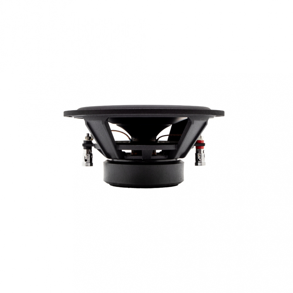 En högtalare med svart element och snygg design, avsedd för ljudsystem.