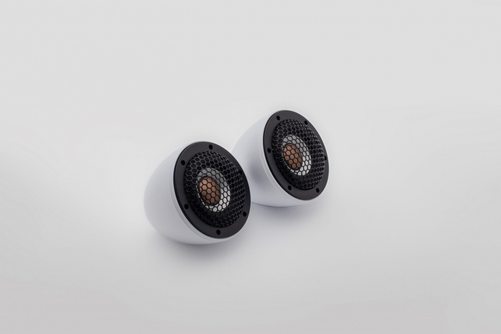 Högtalare med vit design och svart galler för mellanregister/fullregisterljud.