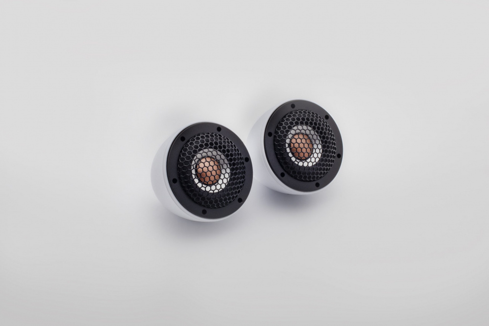 Två högtalare med rund form och gallergrill, designade för mellanregister.