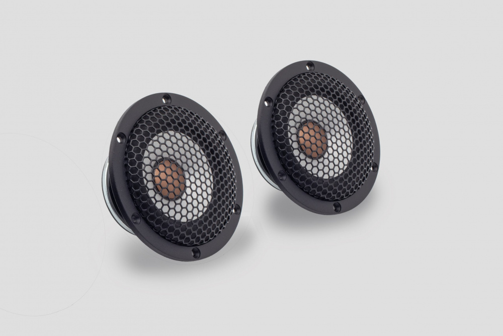 Högtalare med svart galler och 3-tums mellanregister.