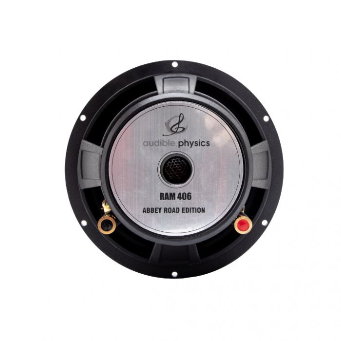 En högtalare med silverfärgad front och svarta detaljer.