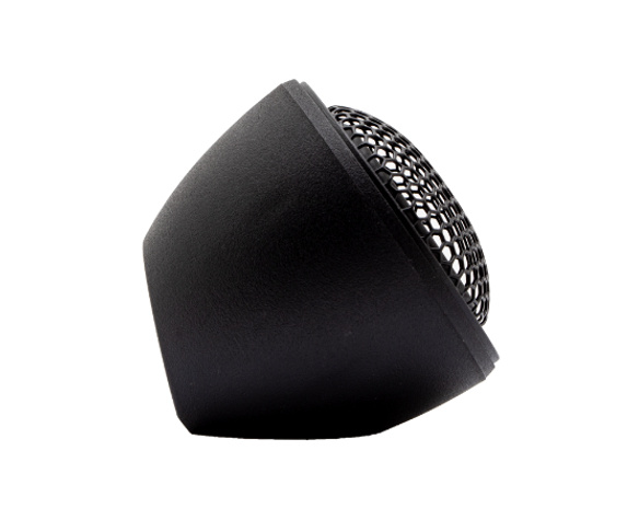 Högtalarkabinett i svart med nätgaller, designad för ljudsystem.