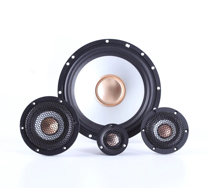 Högtalarsystem med tre typer av element för ljudåtergivning.