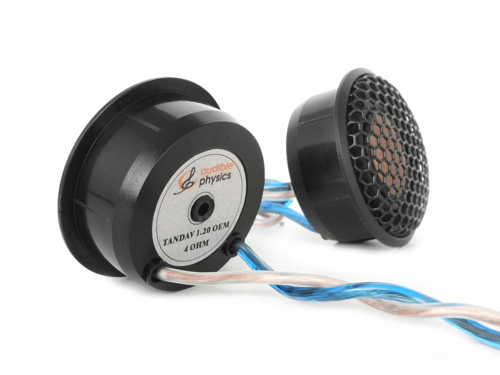 Två högtalare med svart hölje och färgade kablar.