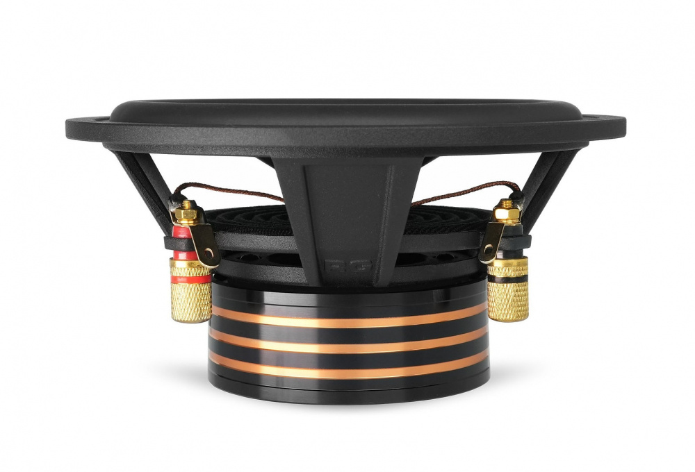 En högtalare med robust konstruktion och anslutningskabling.