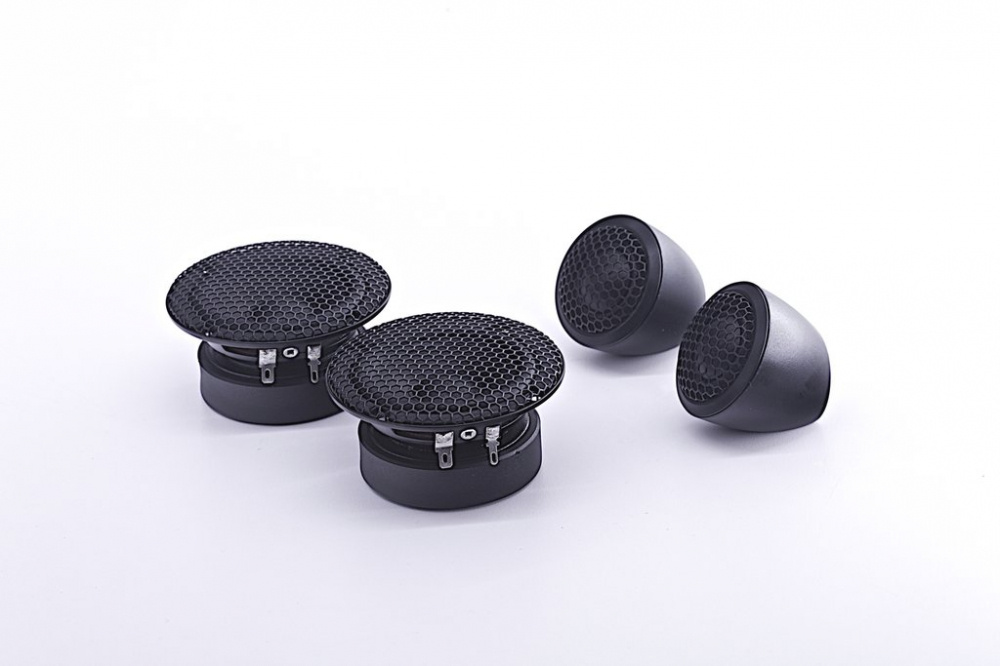 Högtalarkit med två diskant- och två midbaselement.