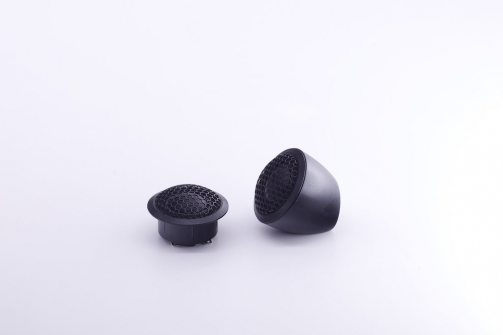 Två svarta högtalarelement med nätstruktur på ytan.