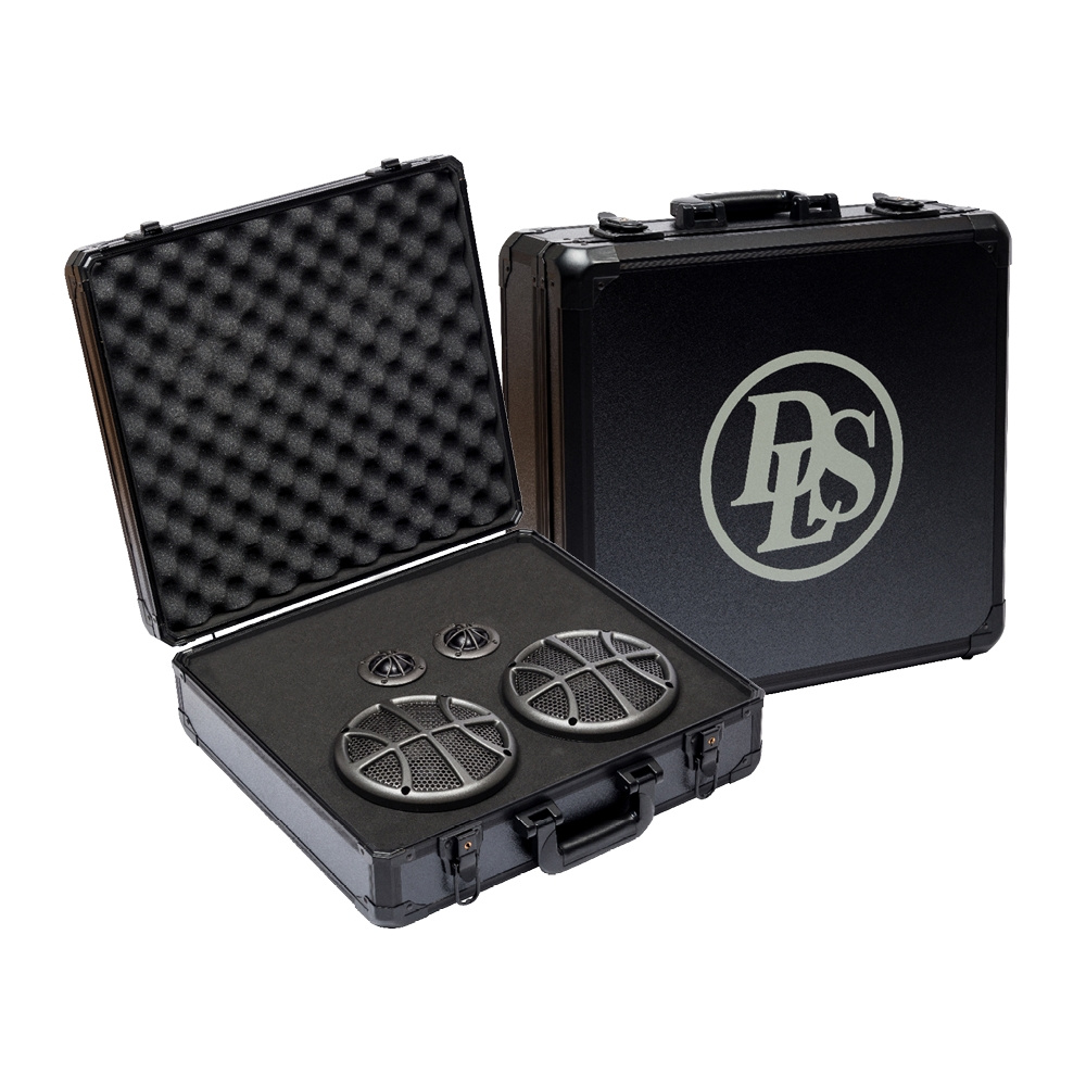 En portfölj med två vägs högtalare, i en svart, robust design.