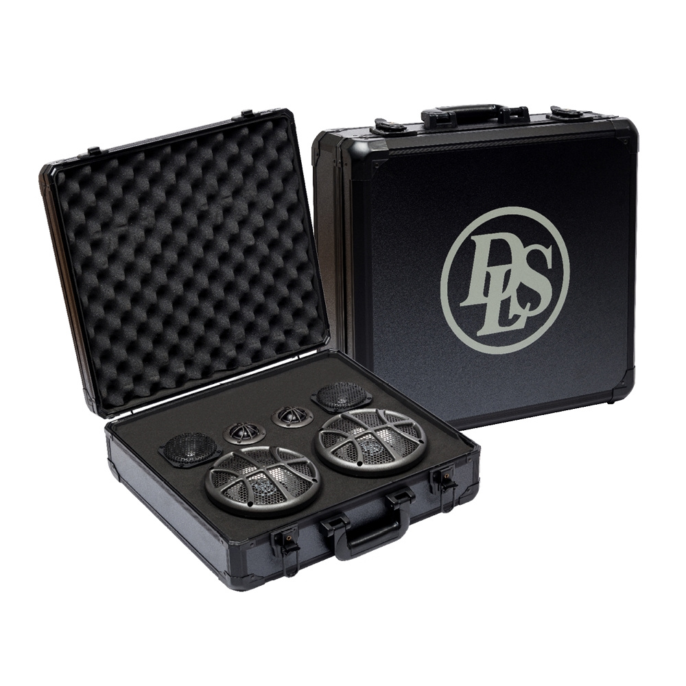 Ett svart skyddetui med två högtalare och DLS-logotyp.