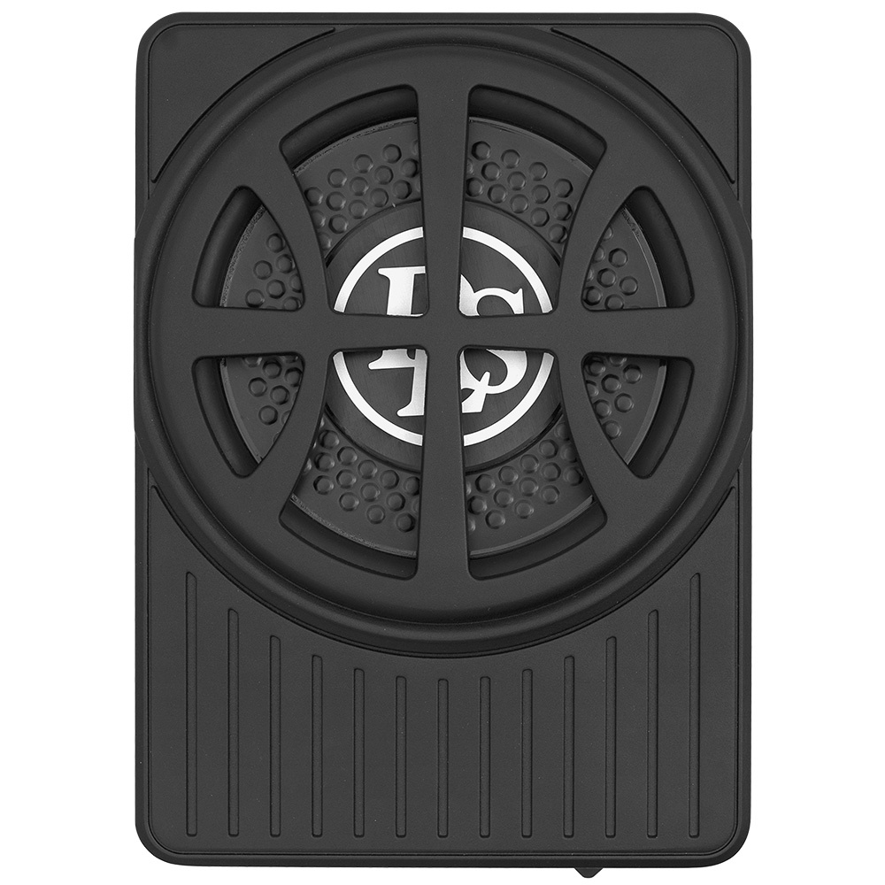 Undersätesbas i svart med gummiyta och logotyp. Kompakt design.