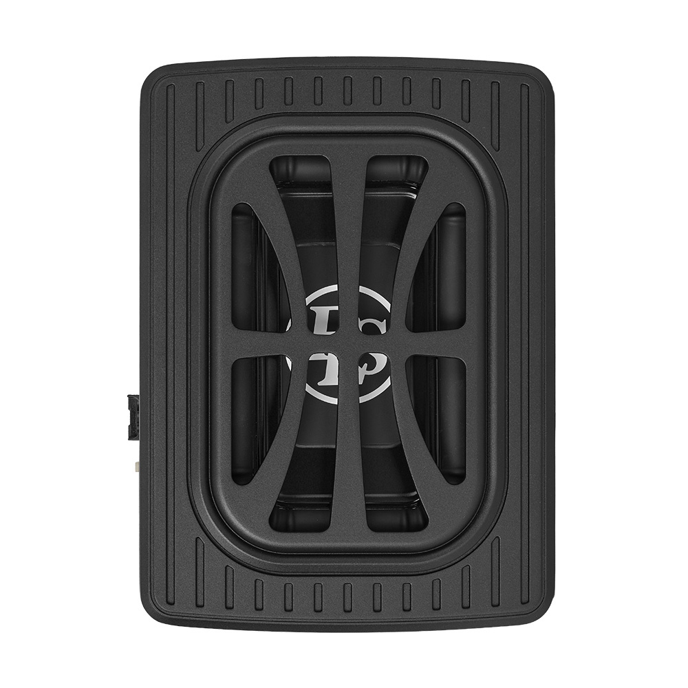 En kompakt undersätesbas med svart hölje och sidoventilation.