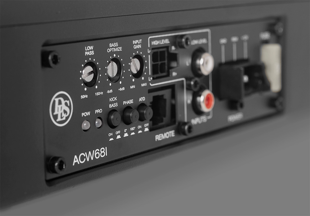 En svart panel med reglage och anslutningar för DLS ACW68i.